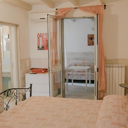Le Camporelle In Citta Panzió Lecce Kültér fotó