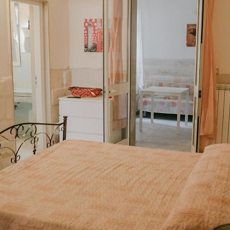 Le Camporelle In Citta Panzió Lecce Kültér fotó