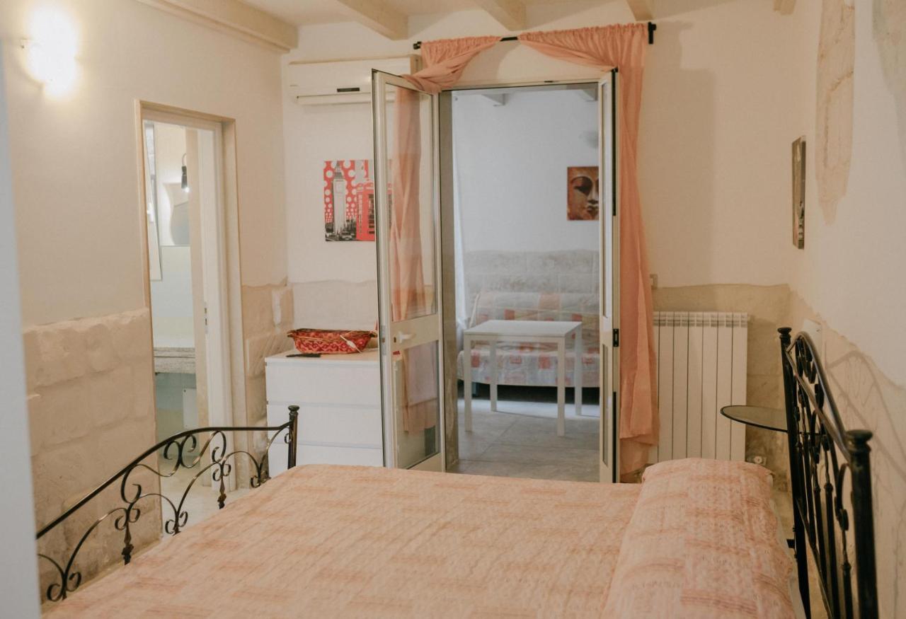 Le Camporelle In Citta Panzió Lecce Kültér fotó