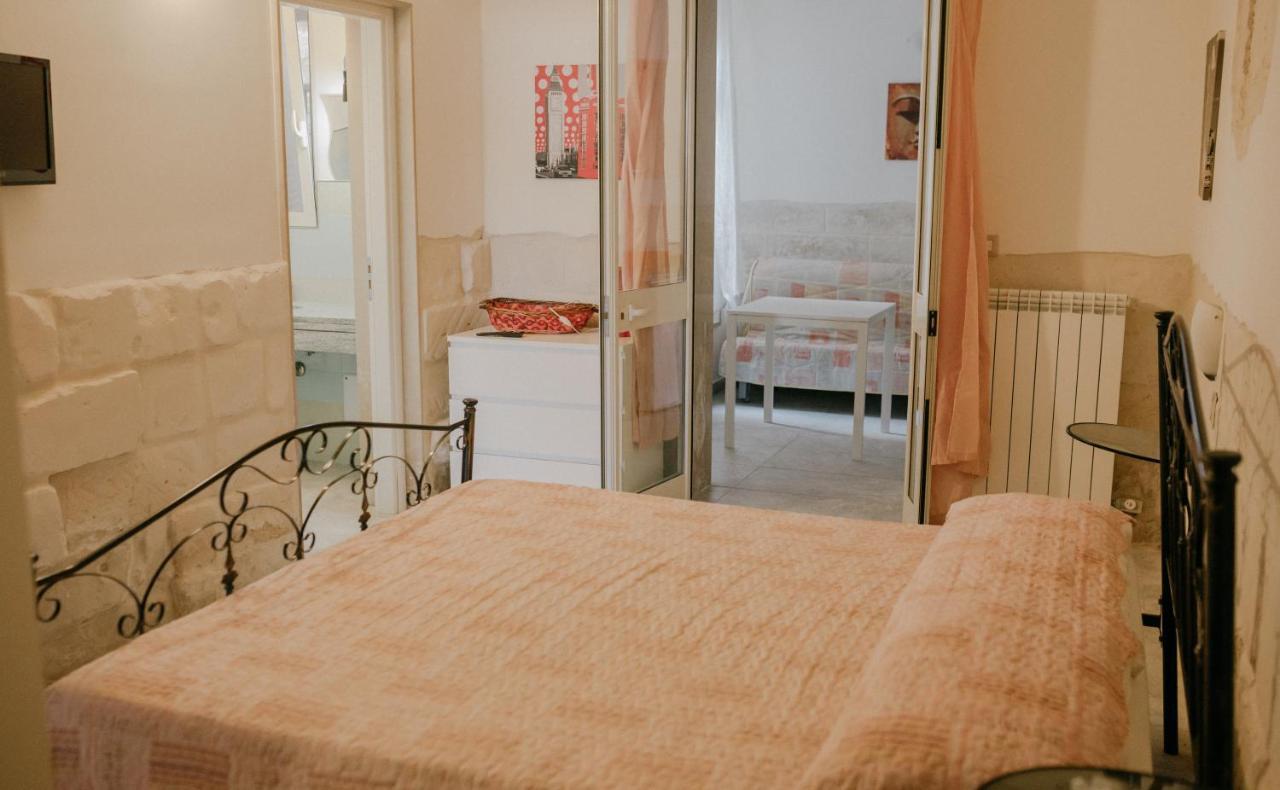 Le Camporelle In Citta Panzió Lecce Kültér fotó